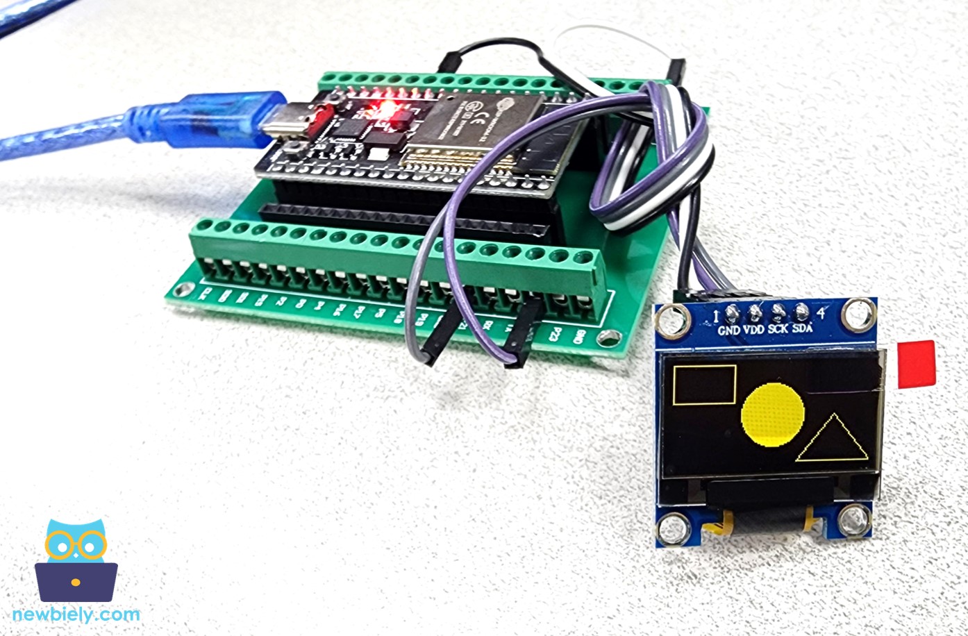 ESP32 zeichnet Rechteck, Kreis und Dreieck auf dem OLED-Display.